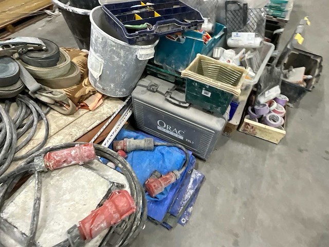 Partij handgereedschap, klemtangen, spanbanden en kleine bouwbenodigdheden - afbeelding 10 van  11
