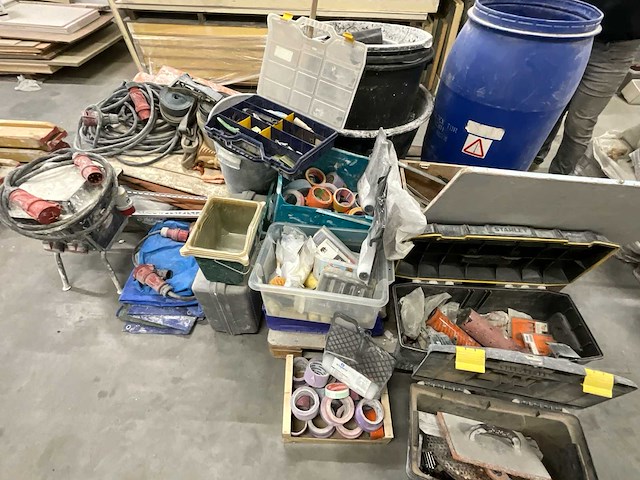 Partij handgereedschap, klemtangen, spanbanden en kleine bouwbenodigdheden - afbeelding 1 van  11