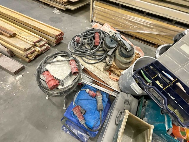 Partij handgereedschap, klemtangen, spanbanden en kleine bouwbenodigdheden - afbeelding 2 van  11