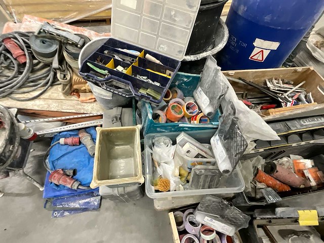 Partij handgereedschap, klemtangen, spanbanden en kleine bouwbenodigdheden - afbeelding 3 van  11