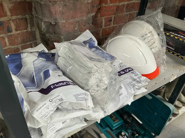 Partij handschoenen en veiligheidshelmen - afbeelding 1 van  10
