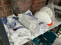 Partij handschoenen en veiligheidshelmen - afbeelding 1 van  10