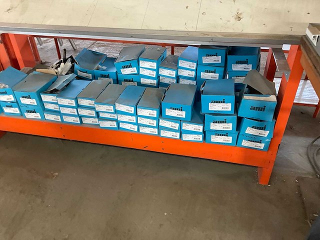 Partij hang- en sluitwerk - afbeelding 1 van  2