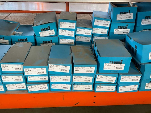 Partij hang- en sluitwerk - afbeelding 2 van  2