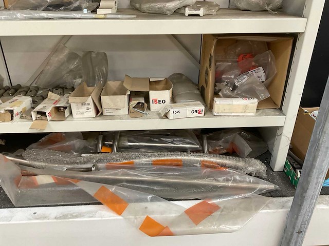 Partij hang- en sluitwerk - afbeelding 2 van  5