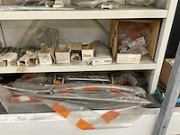 Partij hang- en sluitwerk - afbeelding 2 van  5