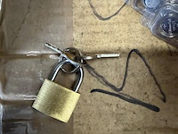 Partij hangsloten in bak - afbeelding 2 van  2