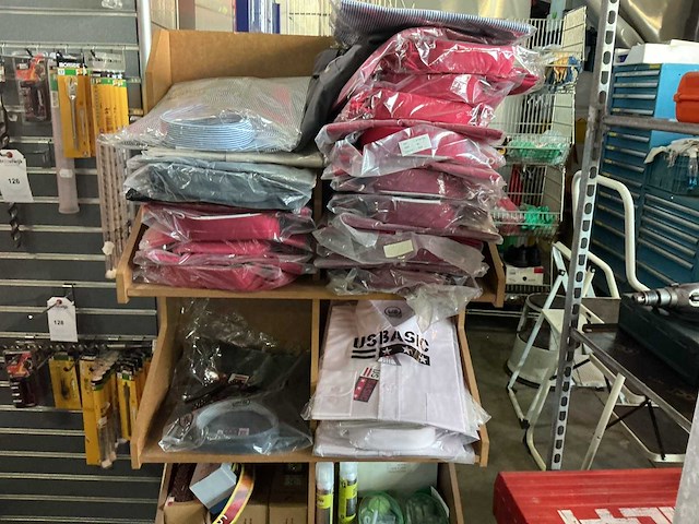 Partij herenhemden inclusief houten rekje - afbeelding 1 van  2