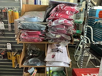 Partij herenhemden inclusief houten rekje - afbeelding 1 van  2