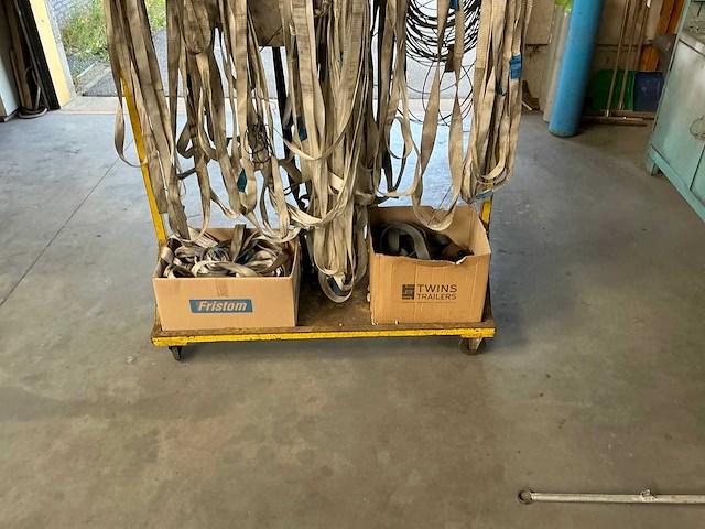 Partij hijsbanden op verrijdbaar rek - afbeelding 2 van  6