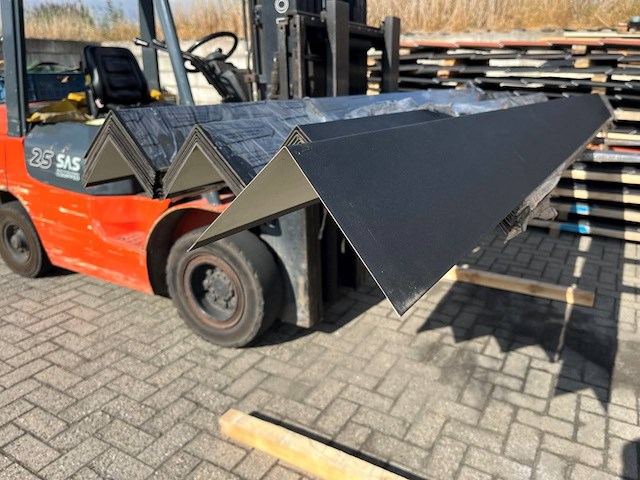 Partij hoekstukken 3000x150x150mm 10 stuks nieuw - afbeelding 1 van  1