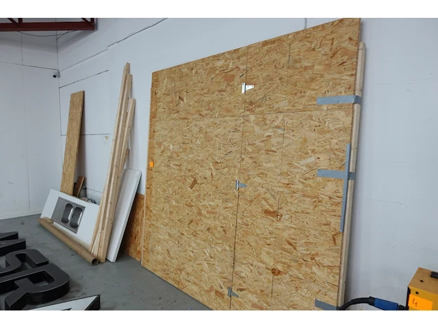Partij hout en wastafel - afbeelding 1 van  6