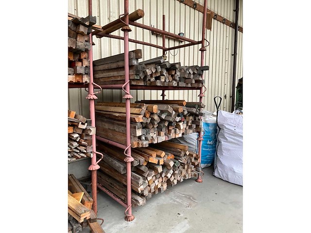 Partij hout in 7 stapelbokken - afbeelding 4 van  11