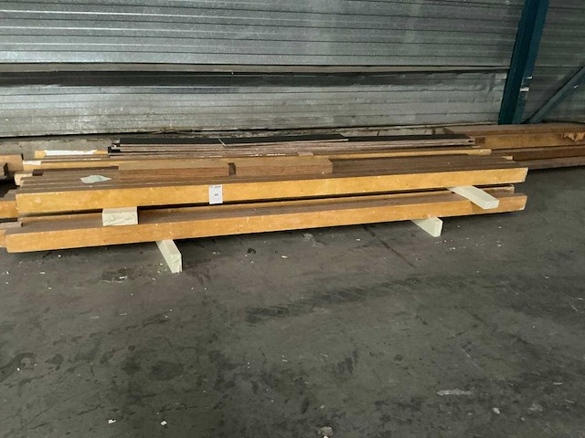 Partij houten balken en bouwhout - afbeelding 1 van  4