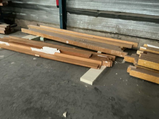 Partij houten balken en bouwhout - afbeelding 2 van  4