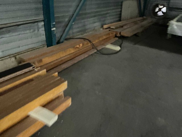 Partij houten balken en bouwhout - afbeelding 3 van  4