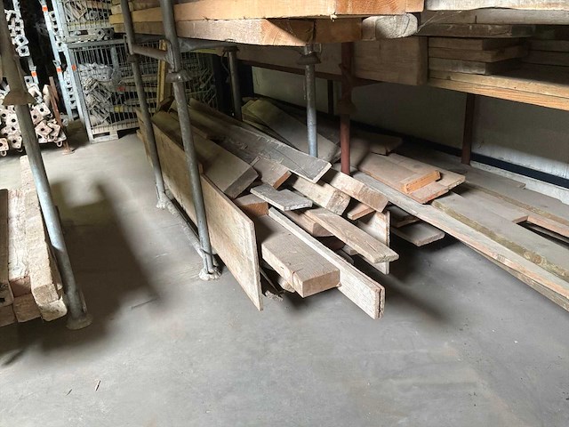 Partij houten balken en planken - afbeelding 2 van  24