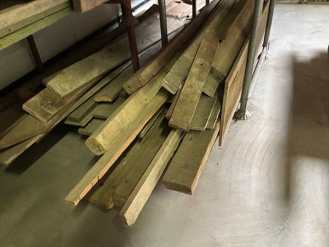 Partij houten balken en planken - afbeelding 9 van  24