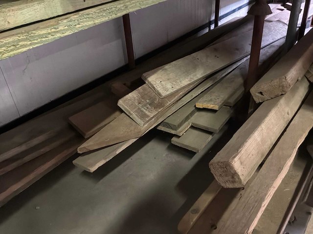 Partij houten balken en planken - afbeelding 10 van  24