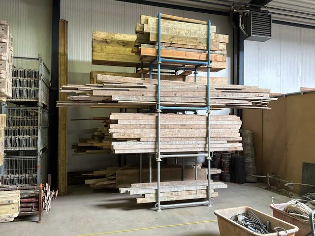 Partij houten balken en planken - afbeelding 1 van  24