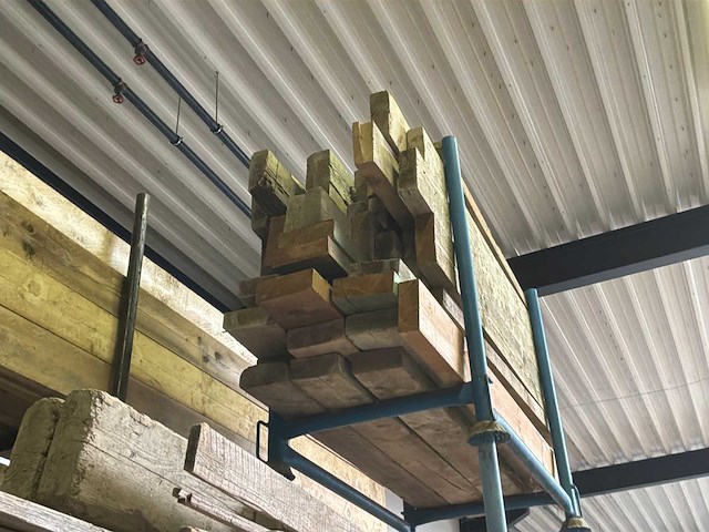 Partij houten balken en planken - afbeelding 14 van  24