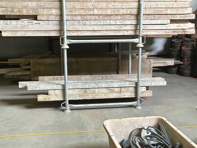 Partij houten balken en planken - afbeelding 20 van  24