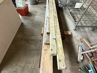 Partij houten balken en planken - afbeelding 1 van  3