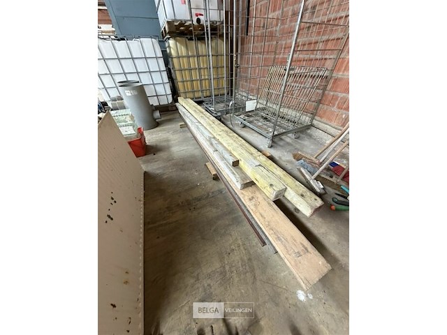 Partij houten balken en planken - afbeelding 2 van  3