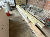 Partij houten balken en planken - afbeelding 2 van  3