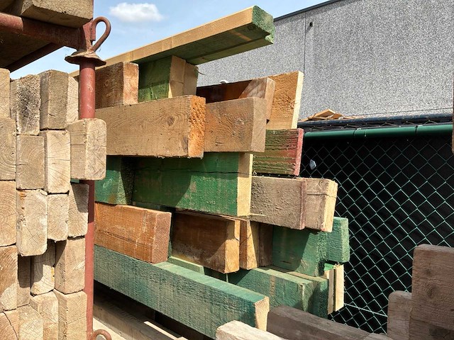 Partij houten balken en planken - afbeelding 4 van  6