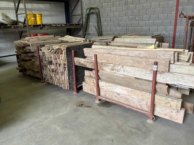 Partij houten balken en planken - afbeelding 1 van  13