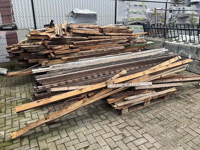 Partij houten balken - afbeelding 1 van  8