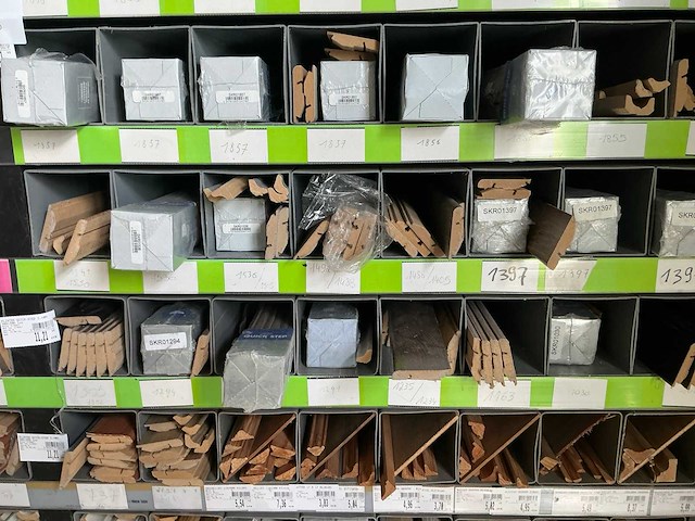 Partij houten en pvc profielen, plinten en lijsten - afbeelding 2 van  17