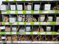 Partij houten en pvc profielen, plinten en lijsten - afbeelding 2 van  17