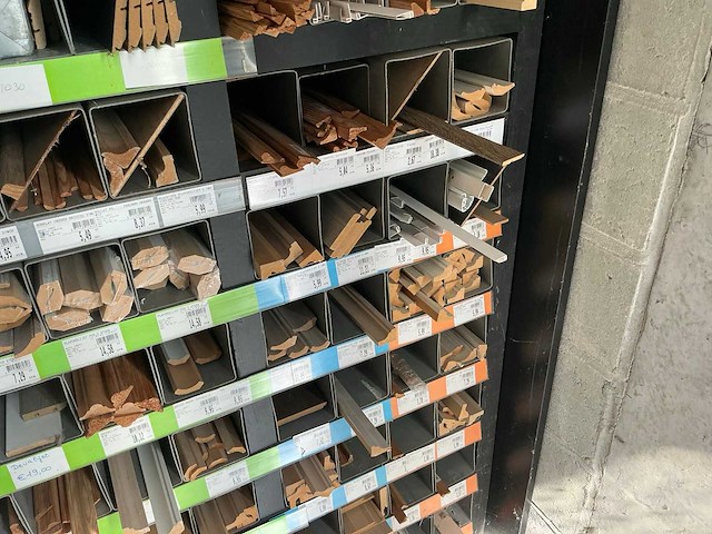Partij houten en pvc profielen, plinten en lijsten - afbeelding 4 van  17