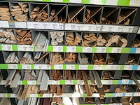 Partij houten en pvc profielen, plinten en lijsten - afbeelding 5 van  17