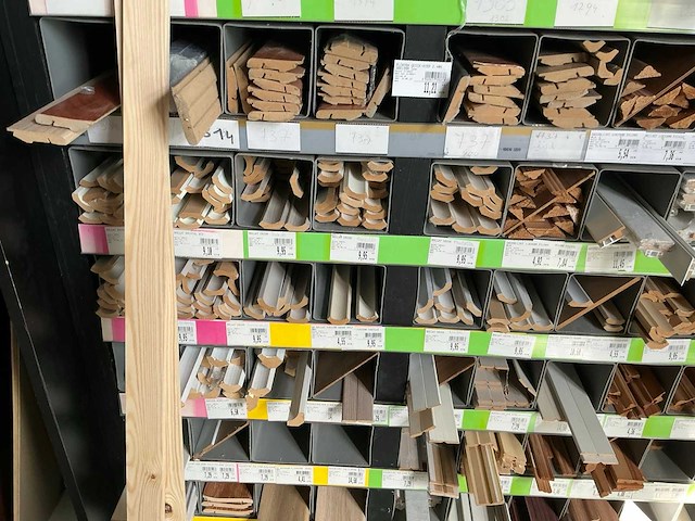 Partij houten en pvc profielen, plinten en lijsten - afbeelding 6 van  17