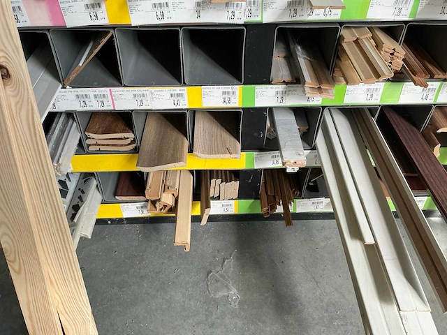 Partij houten en pvc profielen, plinten en lijsten - afbeelding 7 van  17