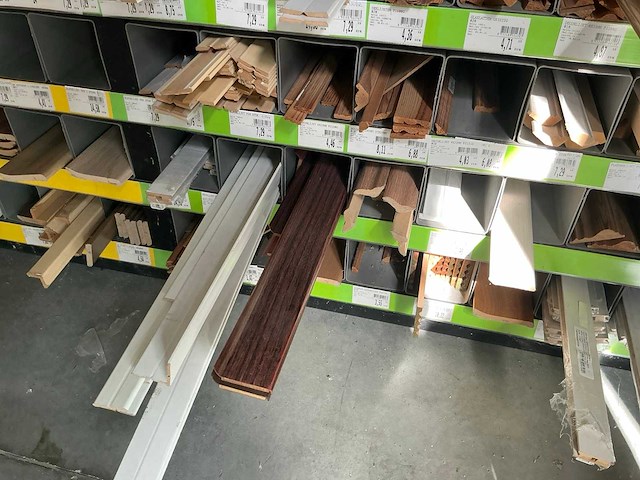 Partij houten en pvc profielen, plinten en lijsten - afbeelding 8 van  17