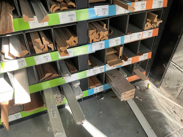 Partij houten en pvc profielen, plinten en lijsten - afbeelding 9 van  17