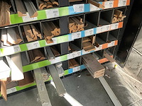 Partij houten en pvc profielen, plinten en lijsten - afbeelding 9 van  17