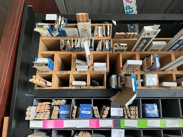 Partij houten en pvc profielen, plinten en lijsten - afbeelding 11 van  17