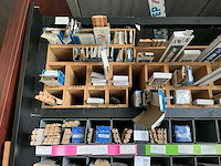 Partij houten en pvc profielen, plinten en lijsten - afbeelding 11 van  17