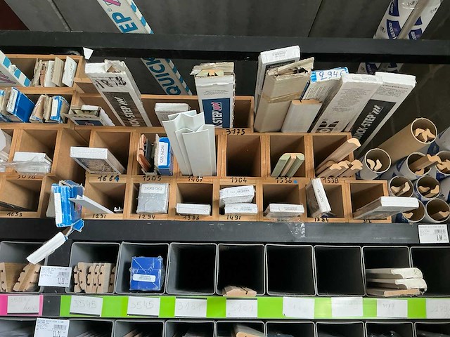 Partij houten en pvc profielen, plinten en lijsten - afbeelding 12 van  17