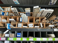 Partij houten en pvc profielen, plinten en lijsten - afbeelding 12 van  17