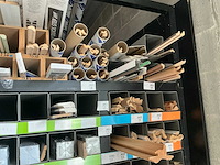 Partij houten en pvc profielen, plinten en lijsten - afbeelding 13 van  17