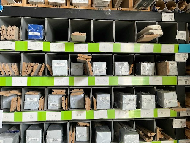 Partij houten en pvc profielen, plinten en lijsten - afbeelding 15 van  17