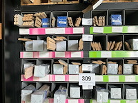 Partij houten en pvc profielen, plinten en lijsten - afbeelding 16 van  17