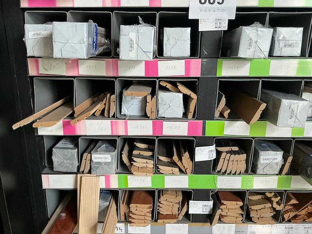 Partij houten en pvc profielen, plinten en lijsten - afbeelding 17 van  17