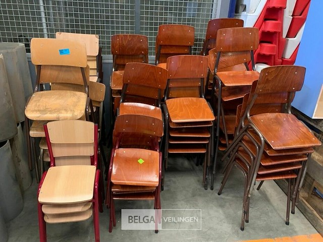 Partij houten kinderstoelen stapelbaar - afbeelding 1 van  3